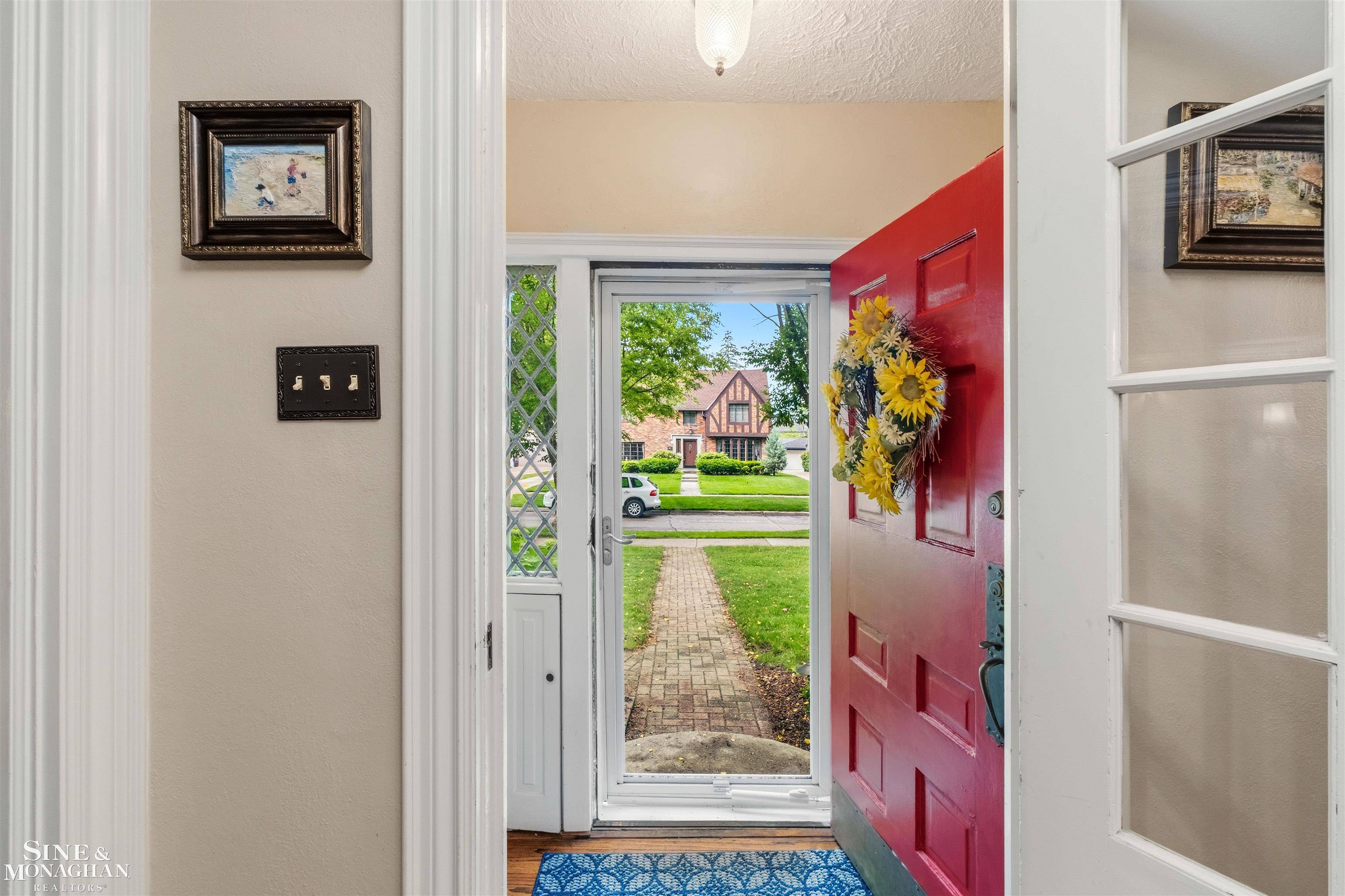 586 University PL, Grosse Pointe, MI 48230