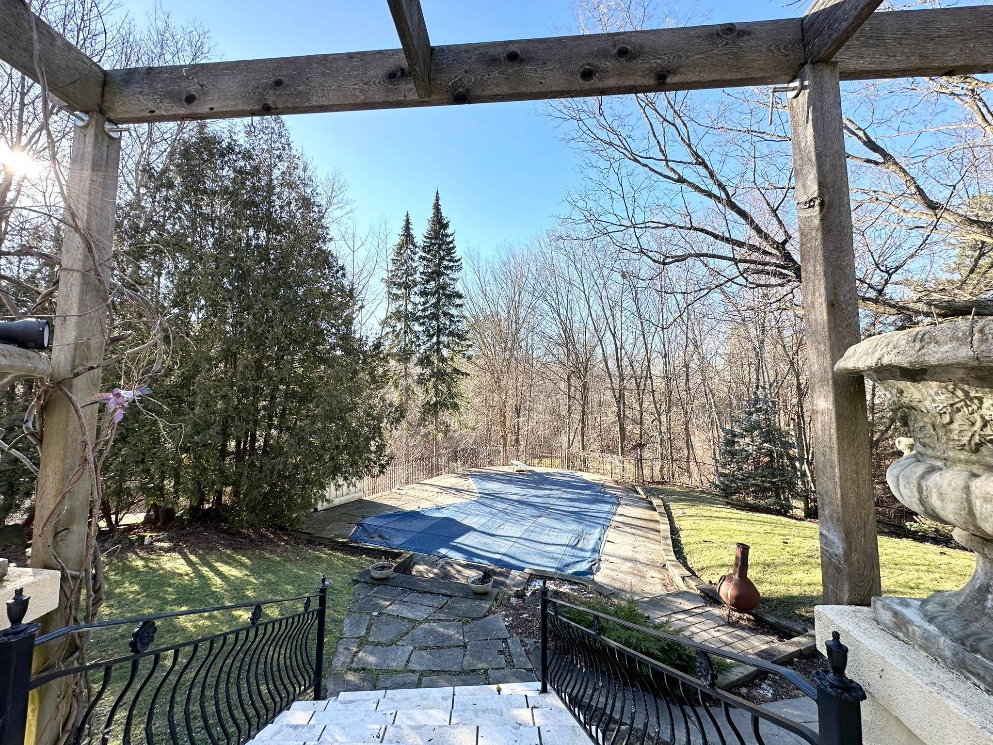 16 Brian Cliff DR, Toronto C13, ON M3B 2G2