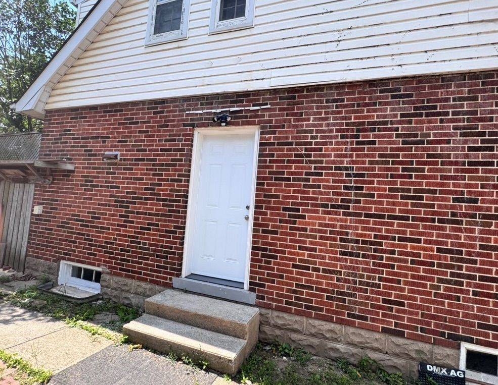 46 Plains RD E #Lower Unit, Burlington, ON L7T 2B9