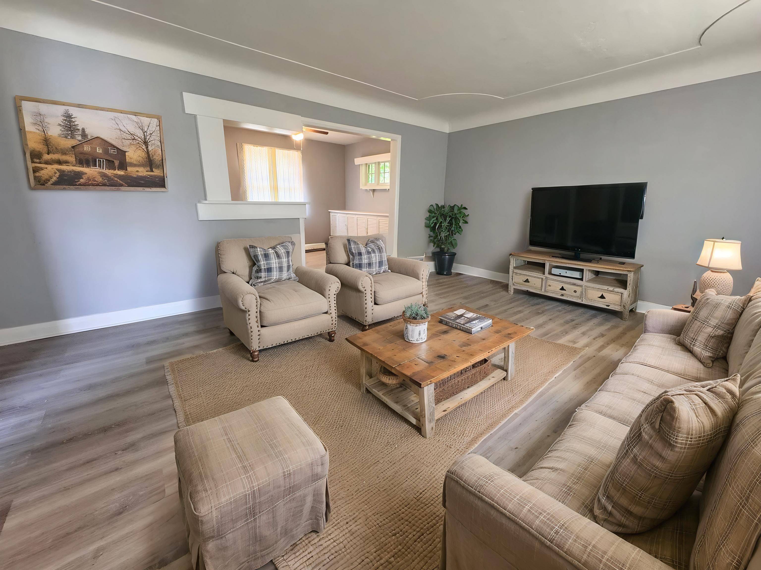 46 Plains RD #Upper Unit, Burlington, ON L7T 2B9