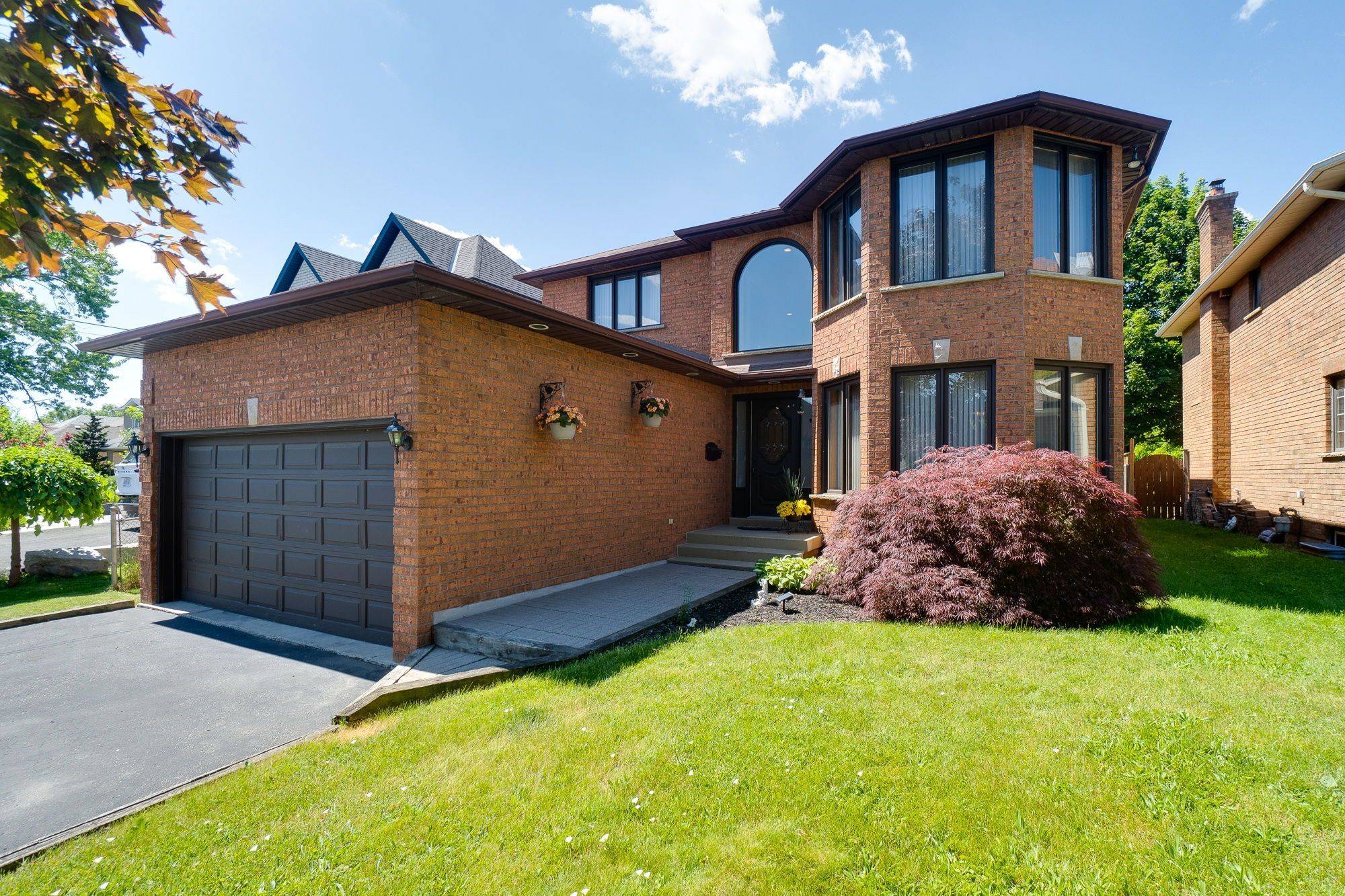 2560 Rugby RD, Mississauga, ON L5B 1T2