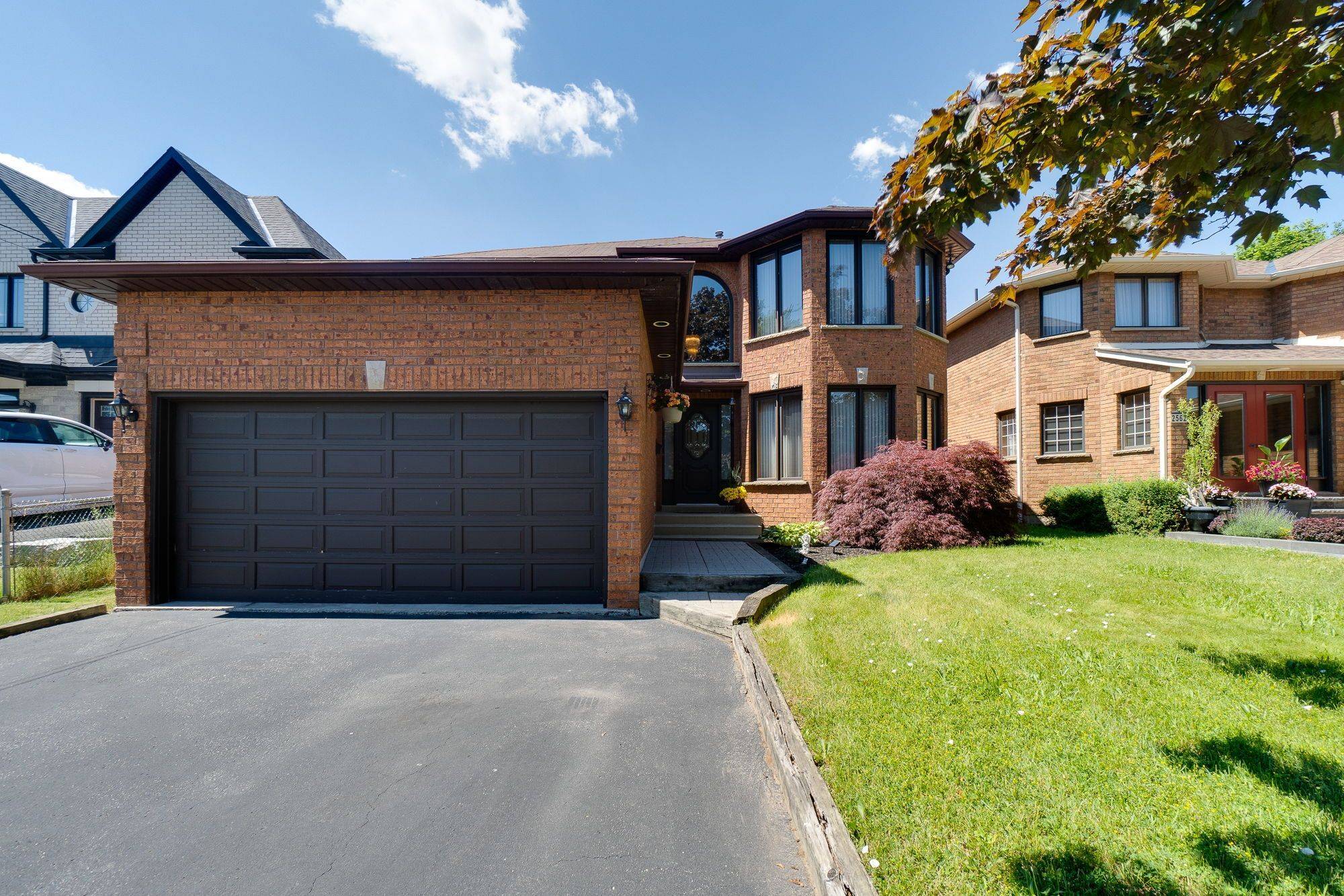 2560 Rugby RD, Mississauga, ON L5B 1T2