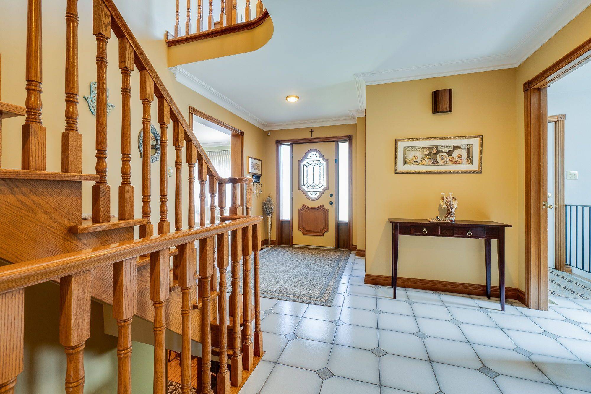 2560 Rugby RD, Mississauga, ON L5B 1T2