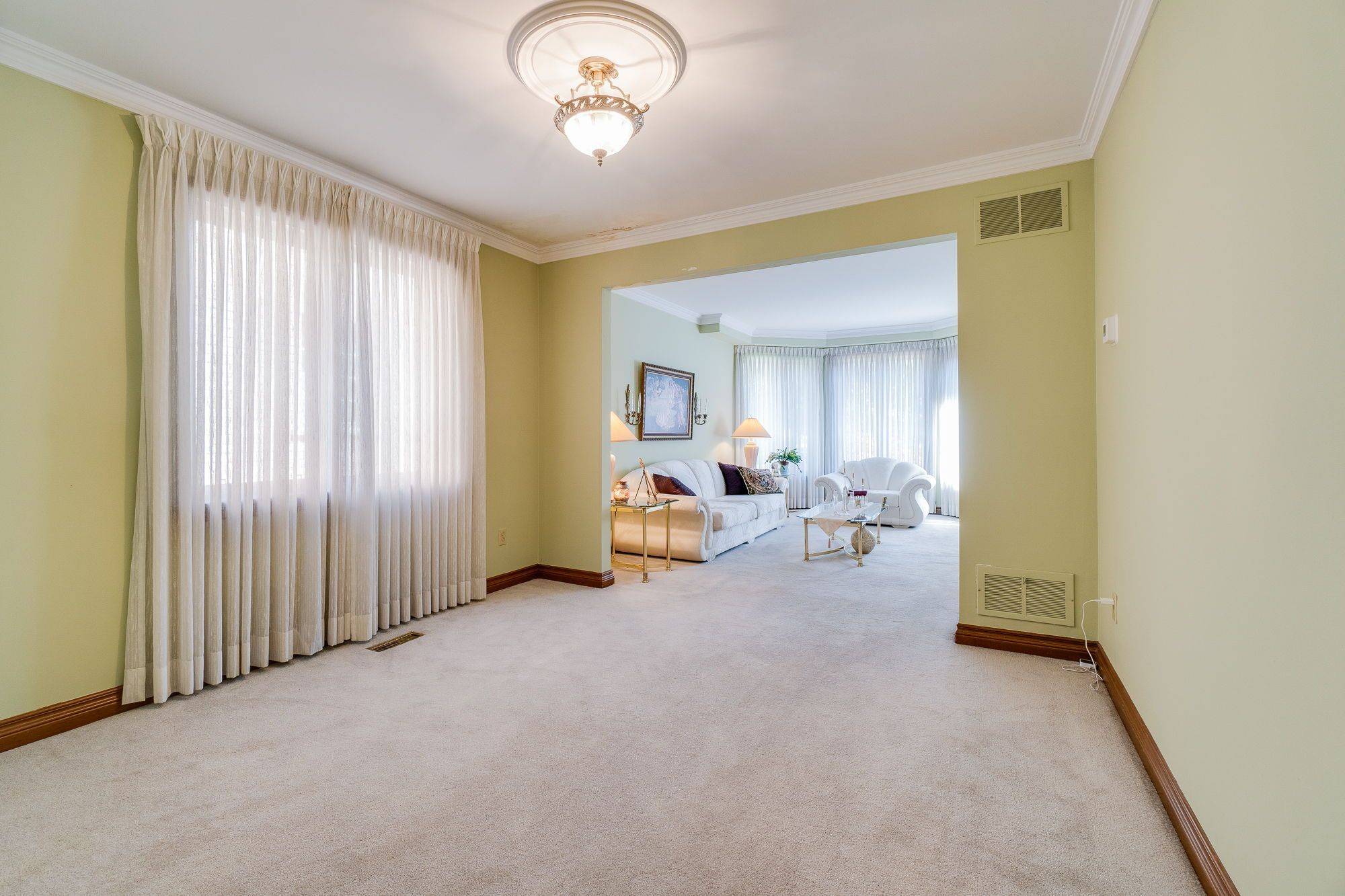 2560 Rugby RD, Mississauga, ON L5B 1T2