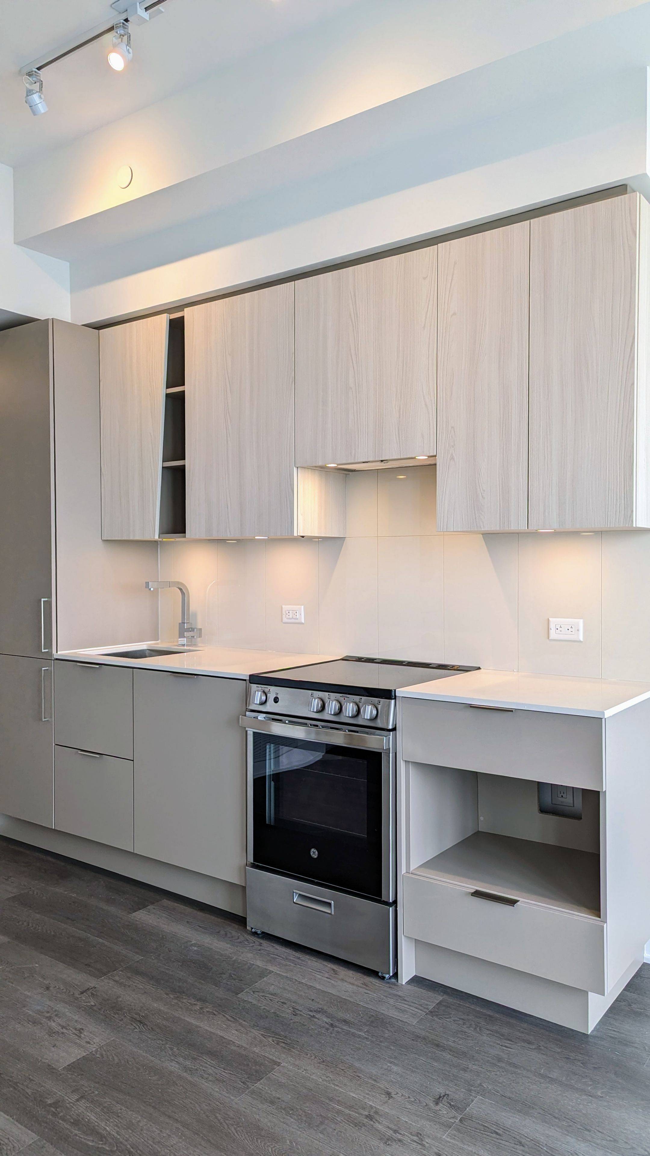 3900 Confederation Pkwy #3008, Mississauga, ON L5B 0M3