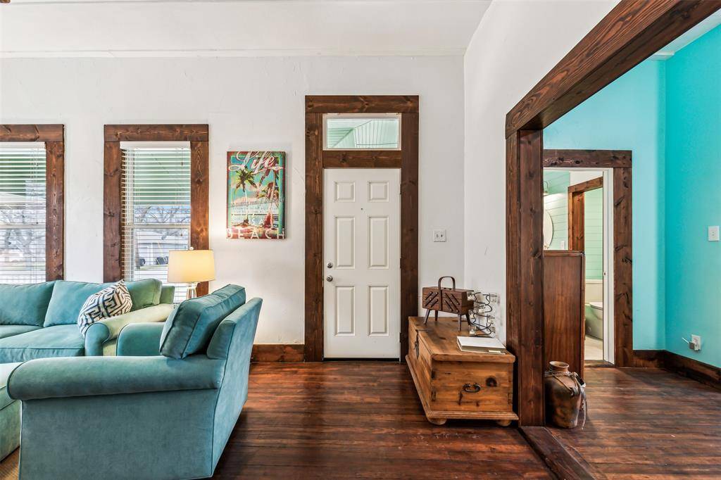 512 N Travis Street, Granbury, TX 76048