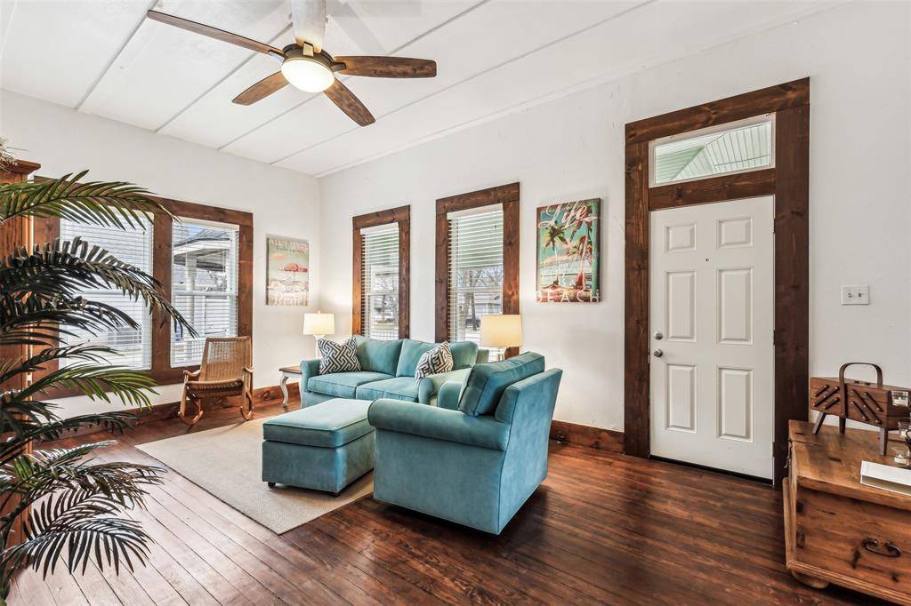 512 N Travis Street, Granbury, TX 76048