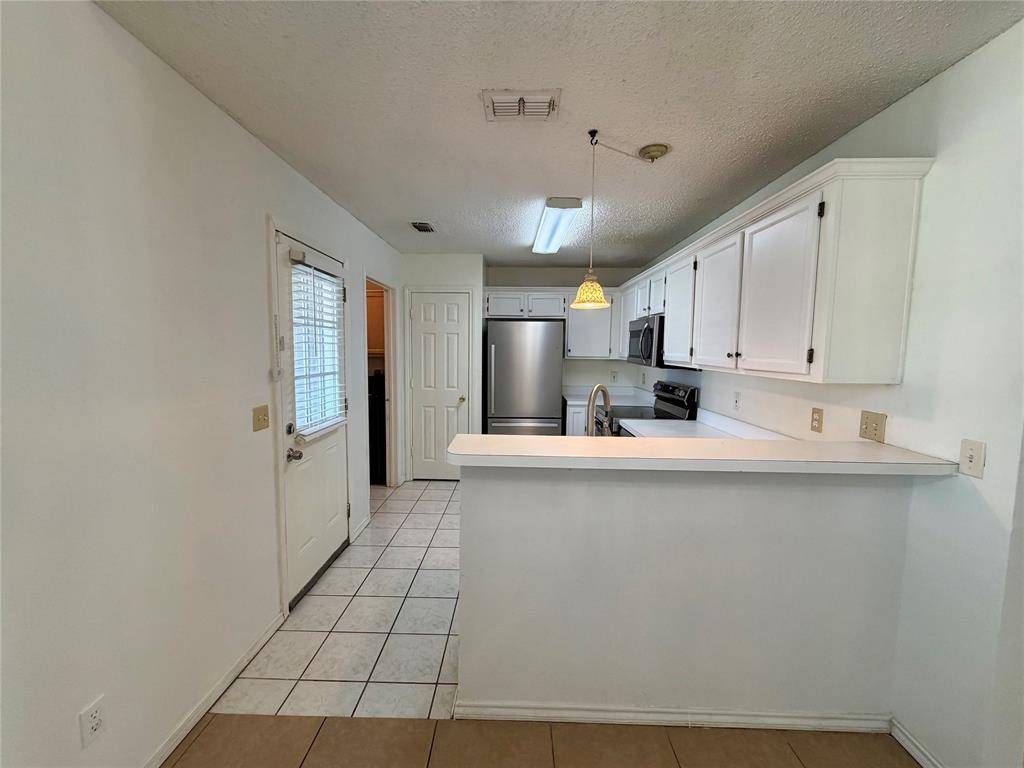 805 Hillbrooke Drive, Arlington, TX 76001