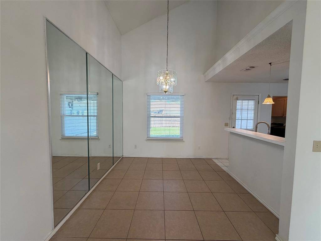 805 Hillbrooke Drive, Arlington, TX 76001