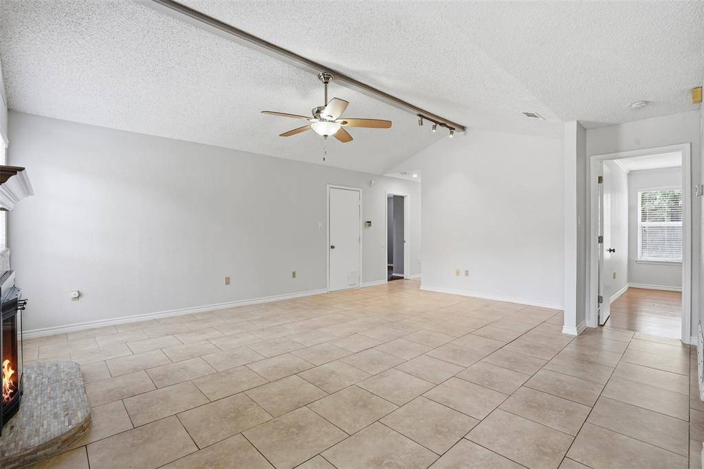 1122 Hidden Creek Drive, Mansfield, TX 76063