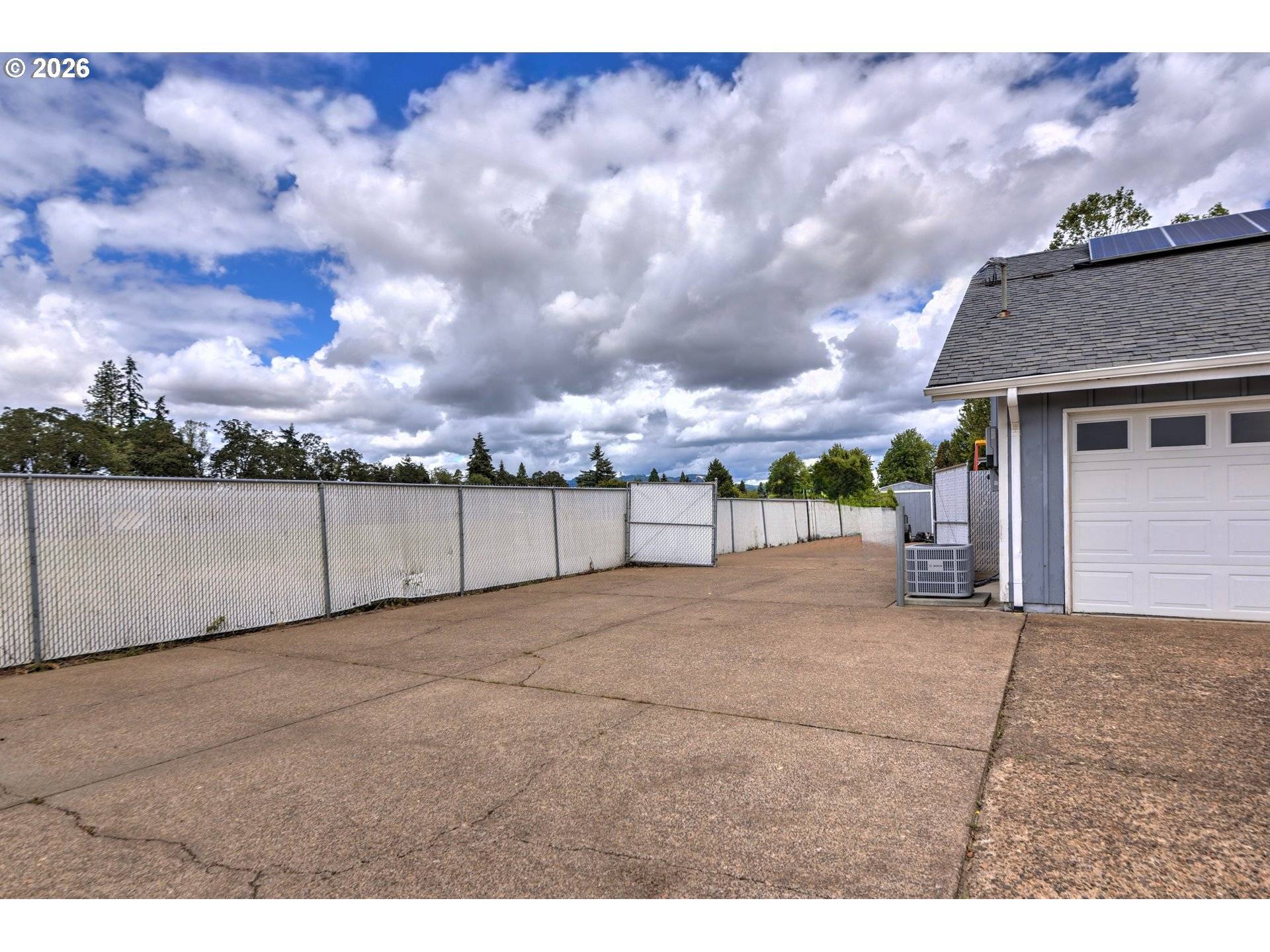 1217 WILLAGILLESPIE RD, Eugene, OR 97401