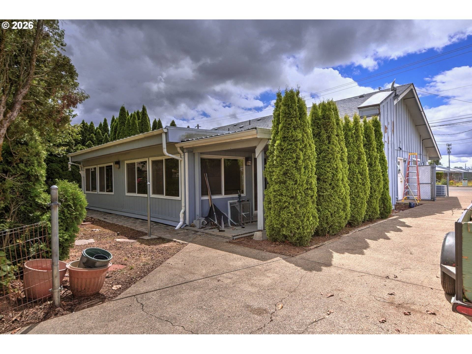 1217 WILLAGILLESPIE RD, Eugene, OR 97401