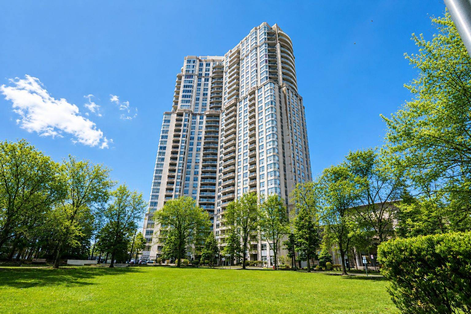 35 Kingsbridge Garden CIR #513, Mississauga, ON L5R 3Z5