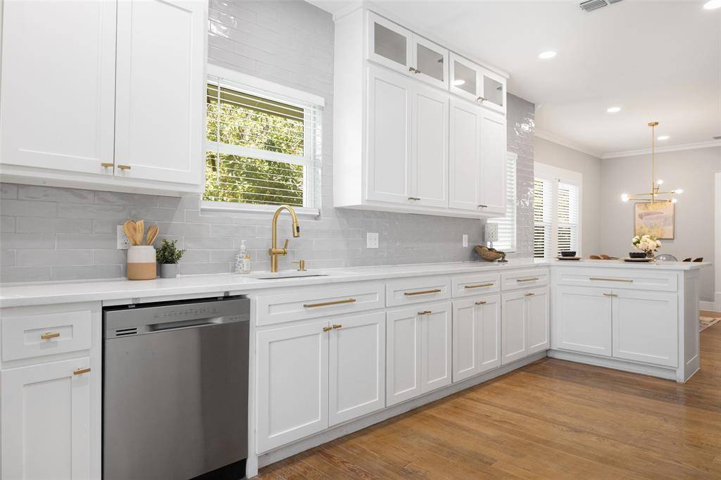 813 Elsbeth Street, Dallas, TX 75208