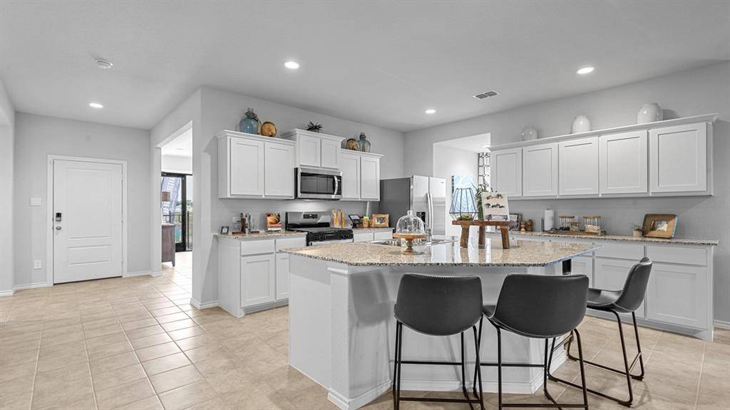 1732 LEEVON Lane, Fort Worth, TX 76140