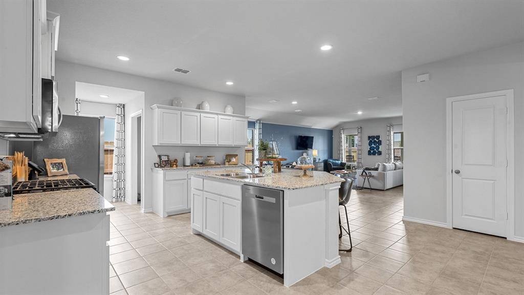 1732 LEEVON Lane, Fort Worth, TX 76140