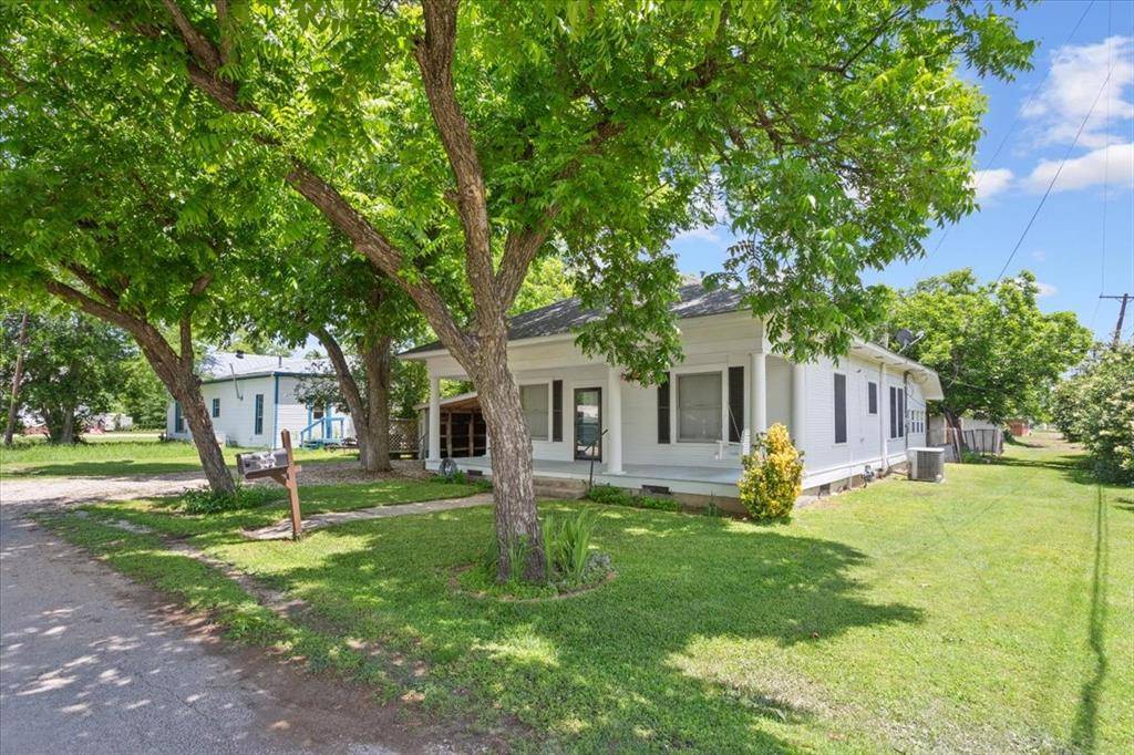 102 S Hogan Street, Holland, TX 76534