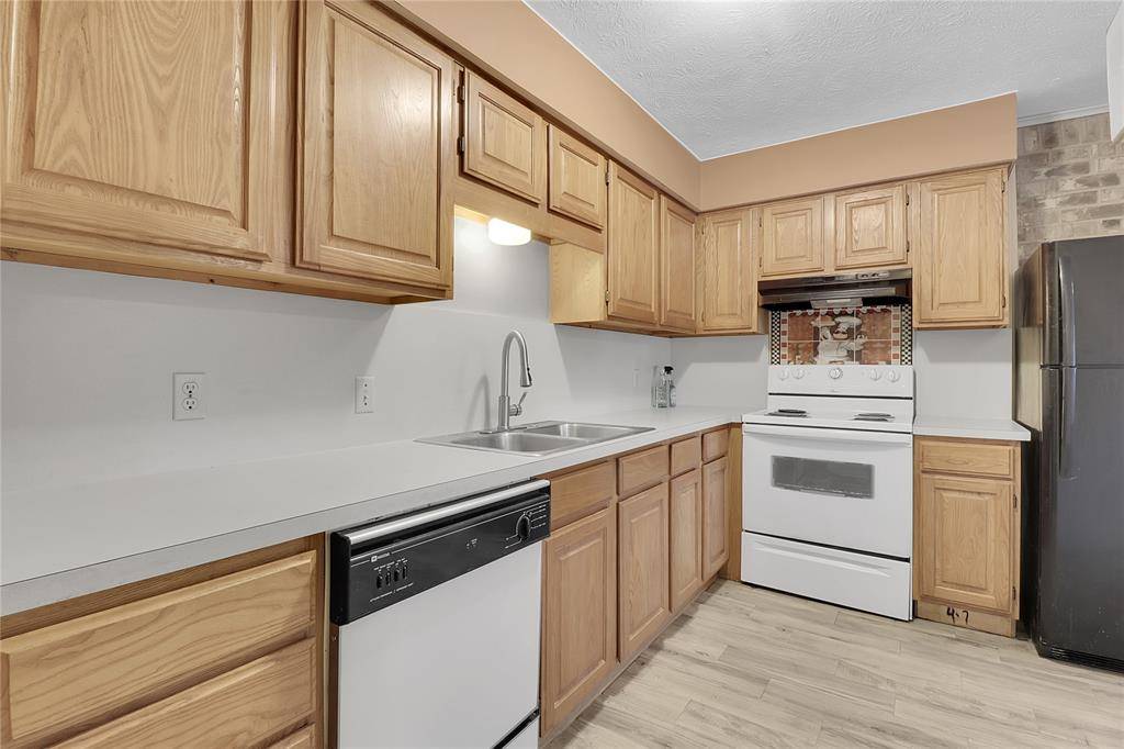 44 E Mountain Creek Drive, Grand Prairie, TX 75052