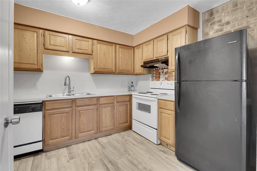 44 E Mountain Creek Drive, Grand Prairie, TX 75052
