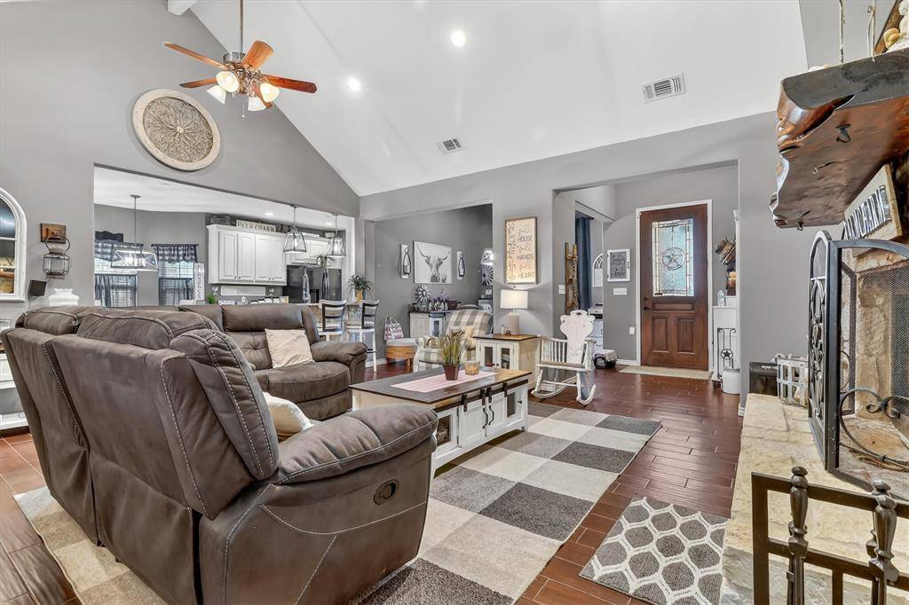 1468 County Road 4015, Savoy, TX 75479