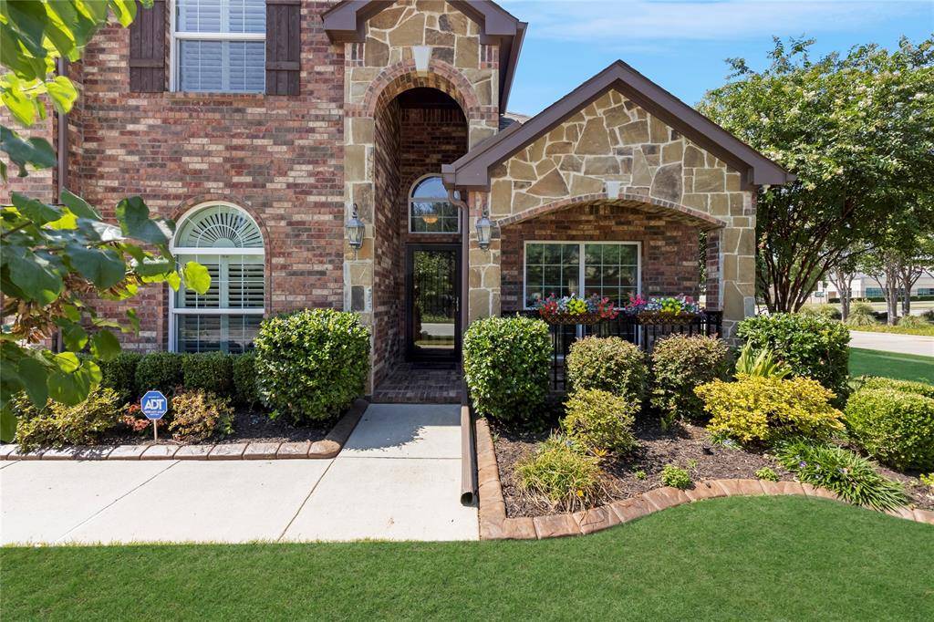 964 Wellington Drive, Lewisville, TX 75067