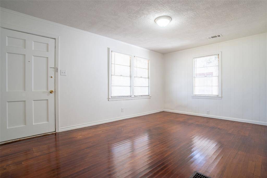 3323 W Clarendon Drive, Dallas, TX 75211