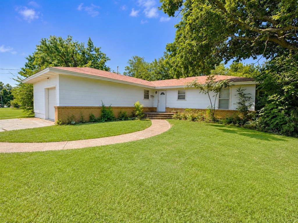 806 Sessions Street, Bowie, TX 76230