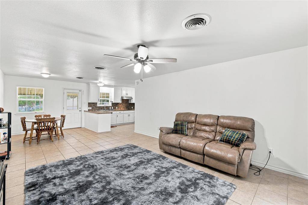1203 N Reagan Street, West, TX 76691