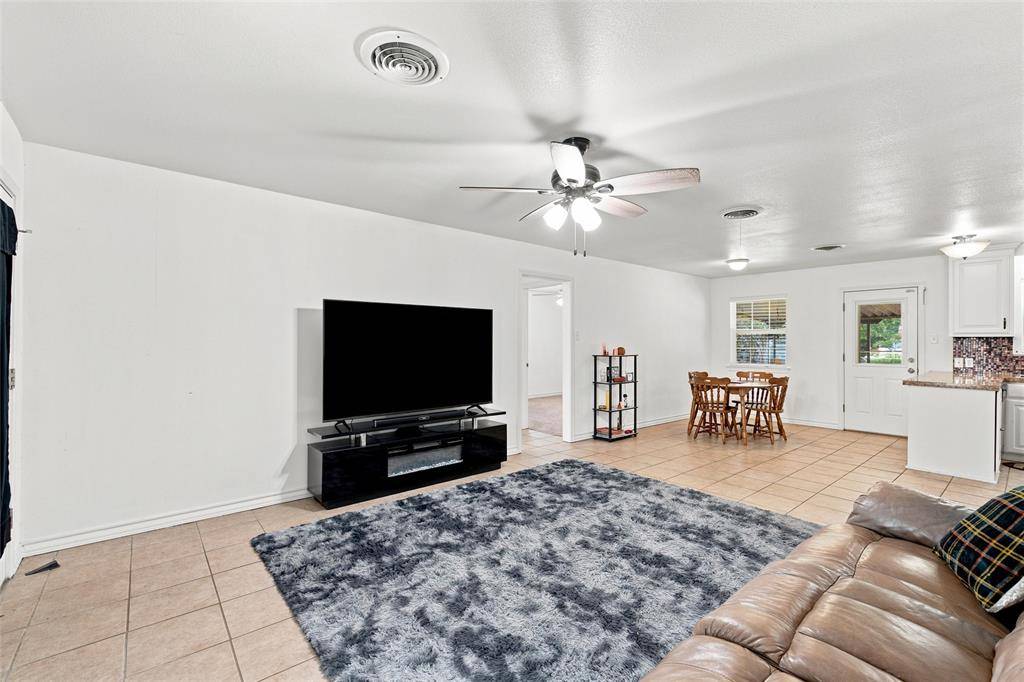 1203 N Reagan Street, West, TX 76691