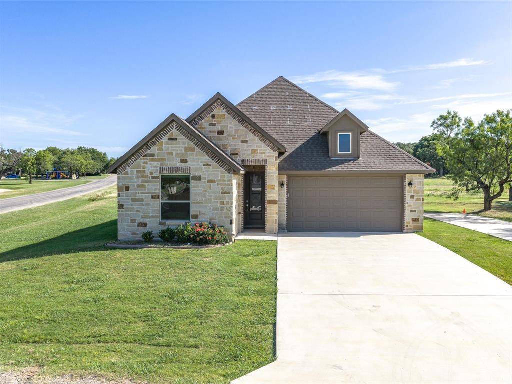 648 Half Moon Way, Runaway Bay, TX 76426