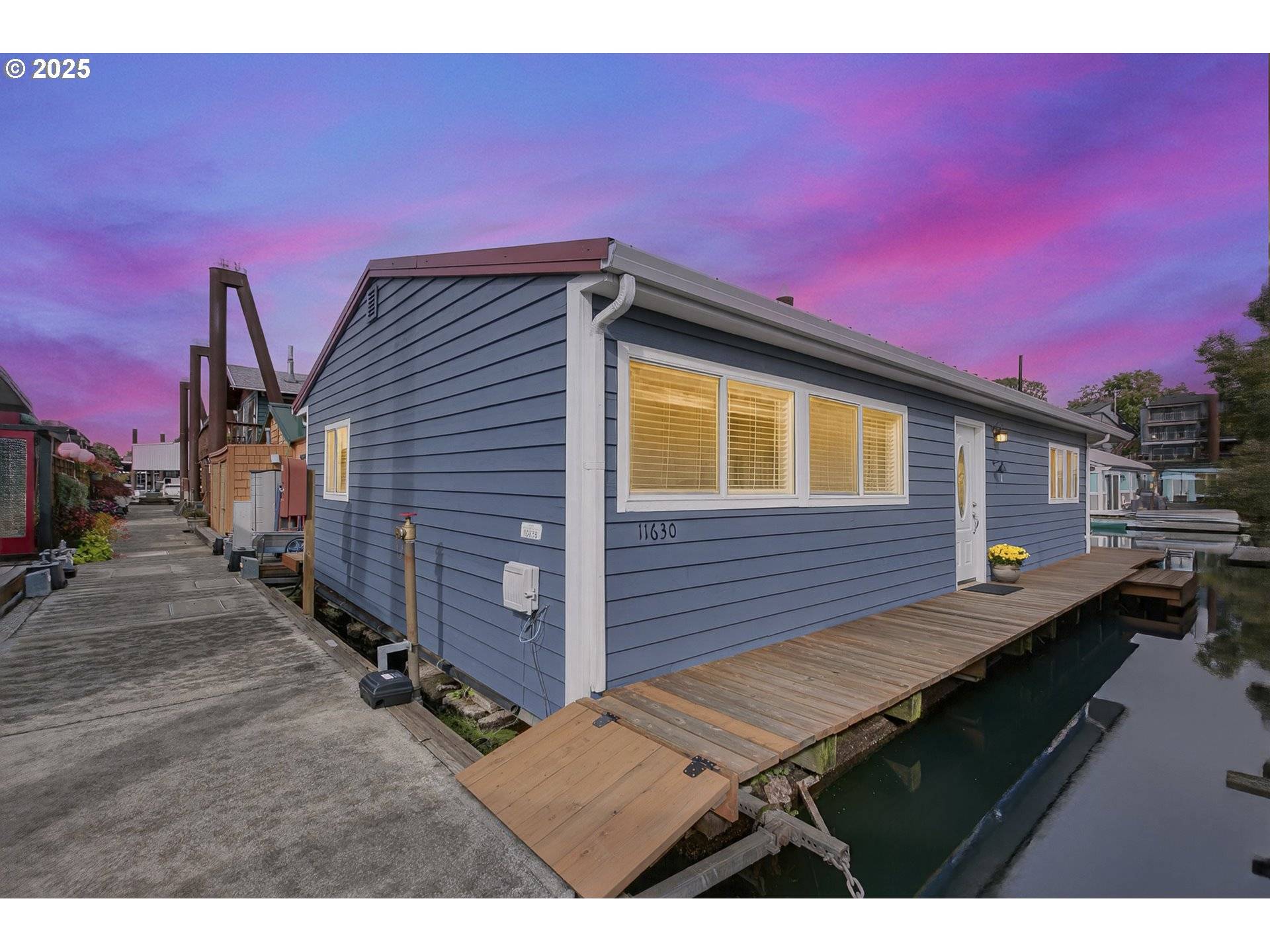 11630 N Island Cove LN, Portland, OR 97217