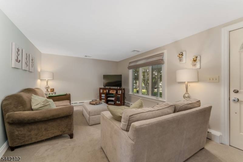 244 Hillcrest Dr, Milford Boro, NJ 08848