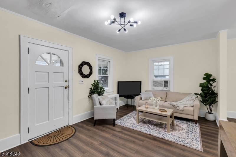 906 Dewitt St, Linden City, NJ 07036
