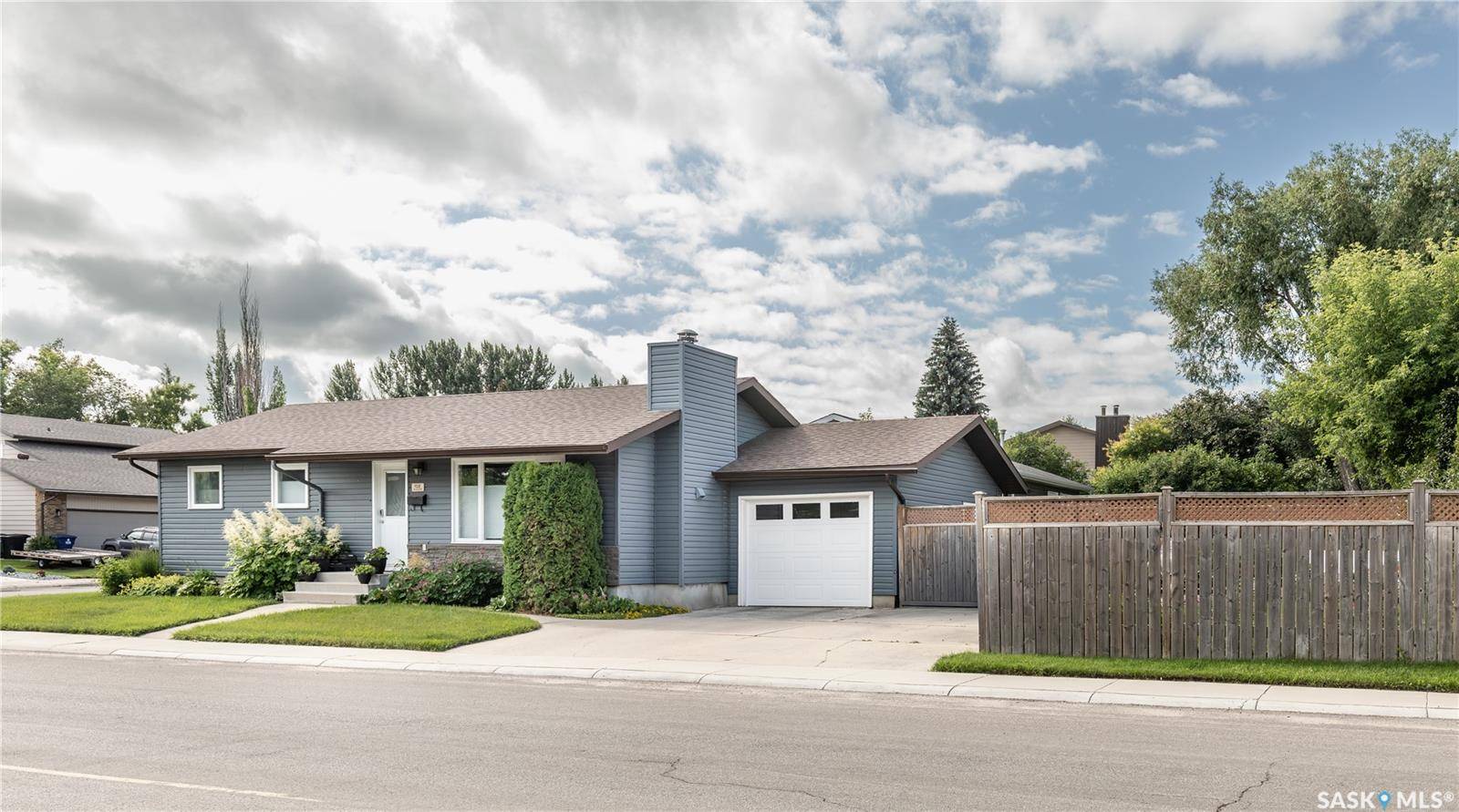 102 Wakaw CRESCENT, Saskatoon, SK S7J 4E2