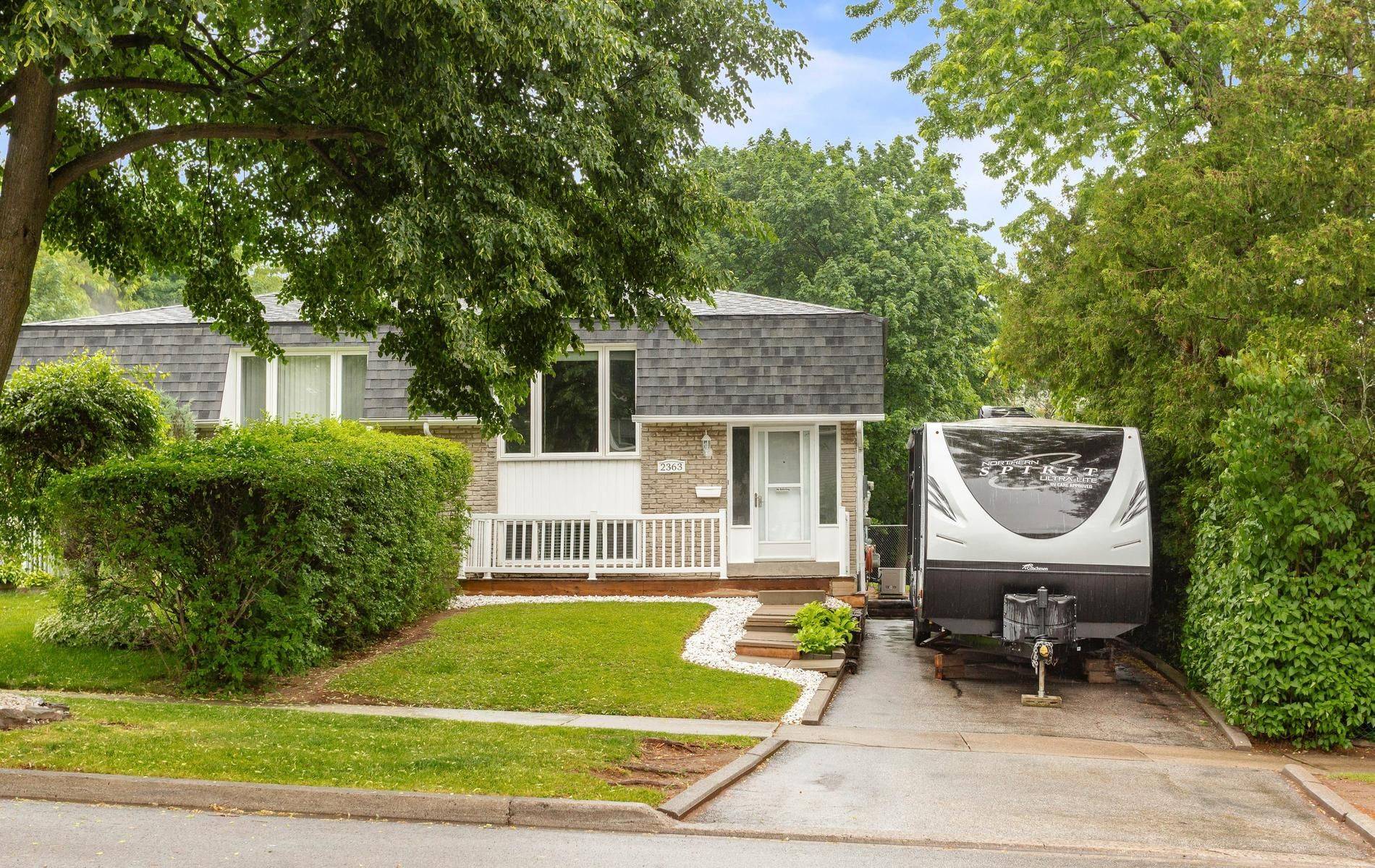 2363 Holyhead DR, Burlington, ON L7P 3V2