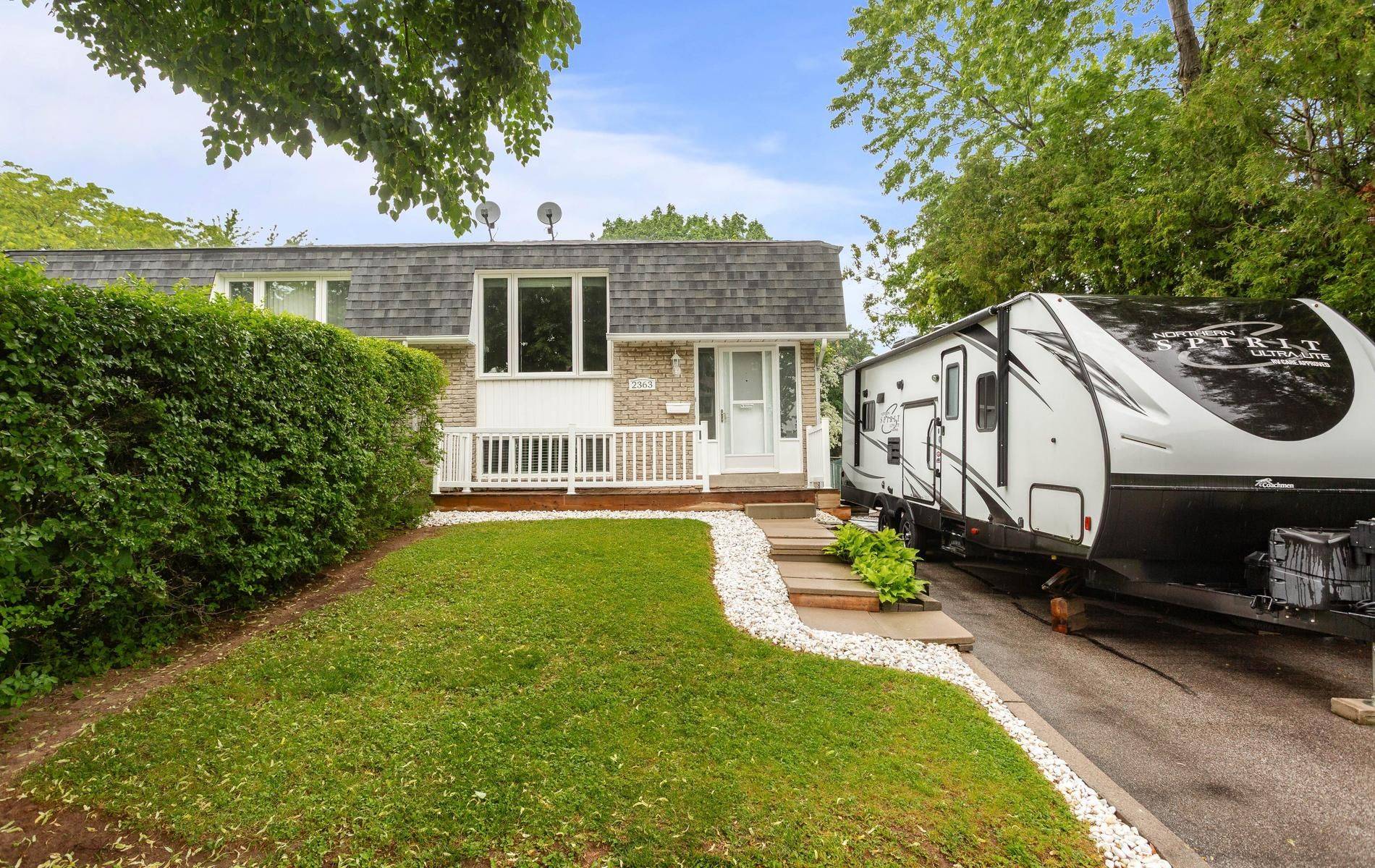 2363 Holyhead DR, Burlington, ON L7P 3V2
