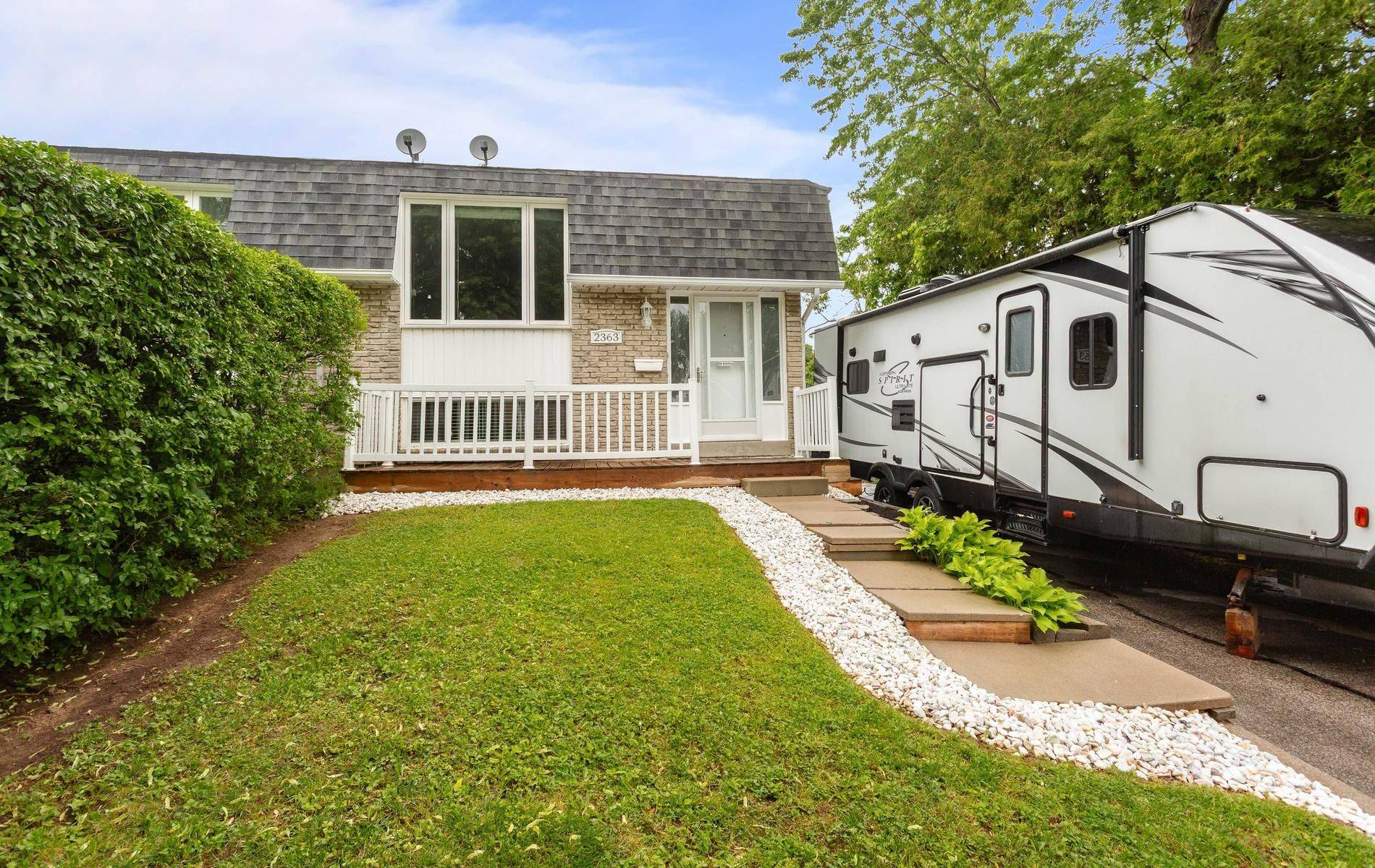 2363 Holyhead DR, Burlington, ON L7P 3V2