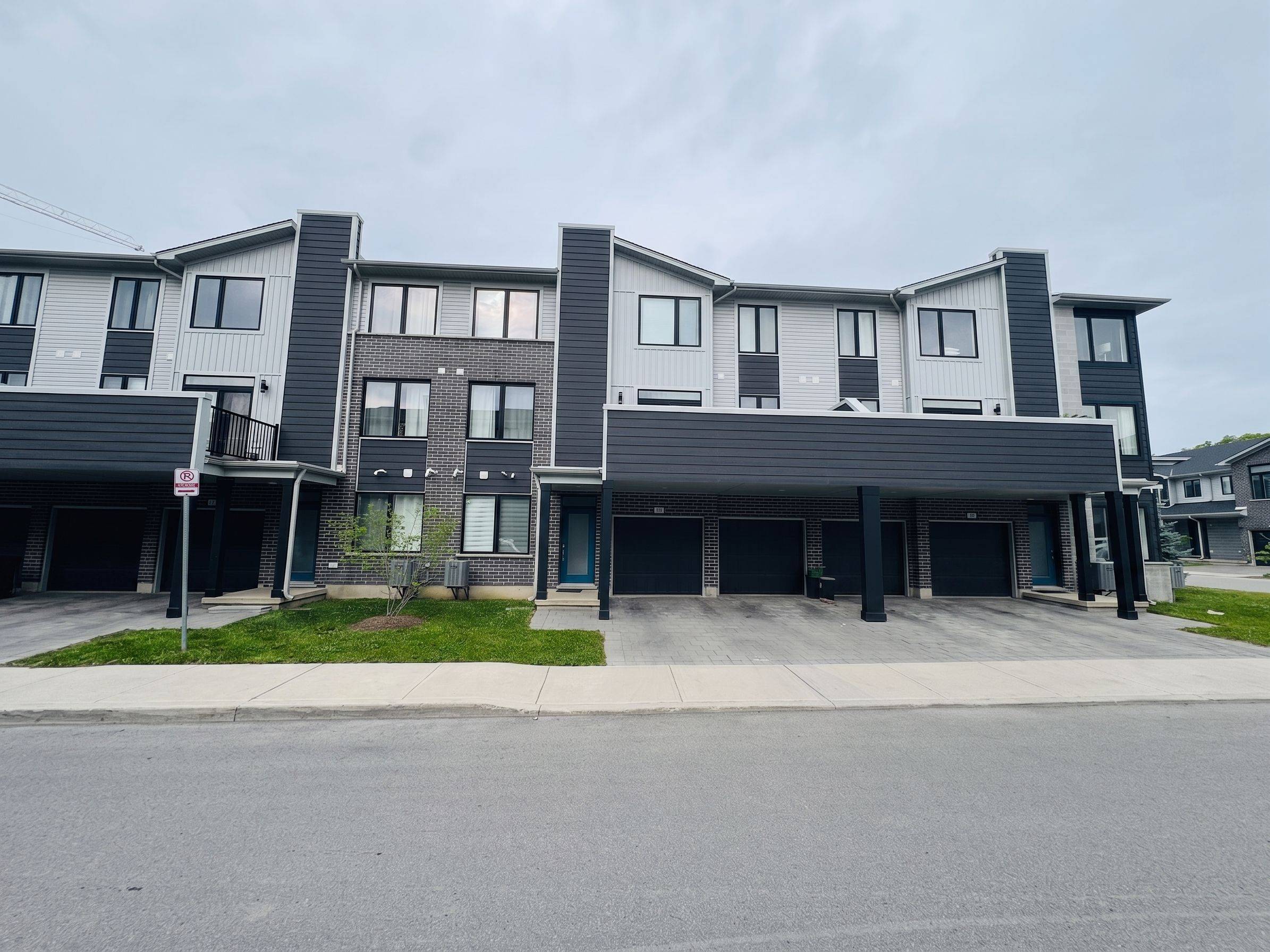 177 Edgevalley RD #11, London East, ON N5V 0C5
