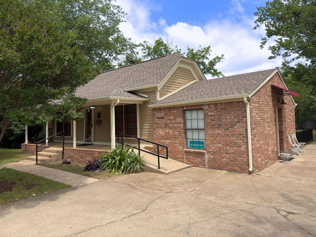 902 W Pearl Street, Granbury, TX 76048
