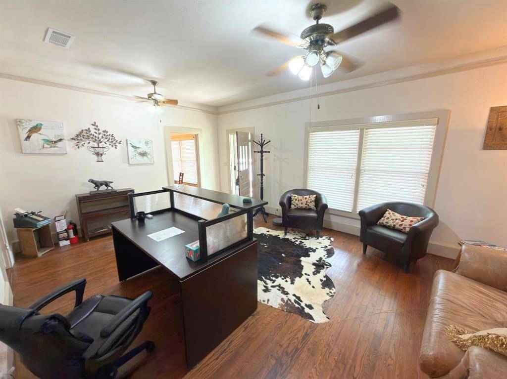902 W Pearl Street, Granbury, TX 76048