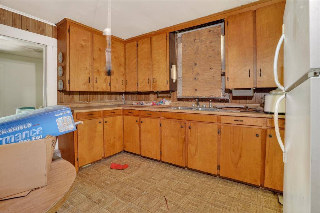 911 W Reagan Street, Palestine, TX 75801