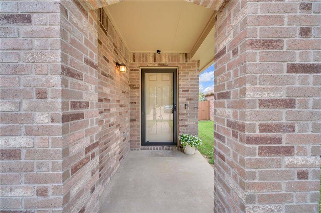 706 Cliffmere Drive, Arlington, TX 76002