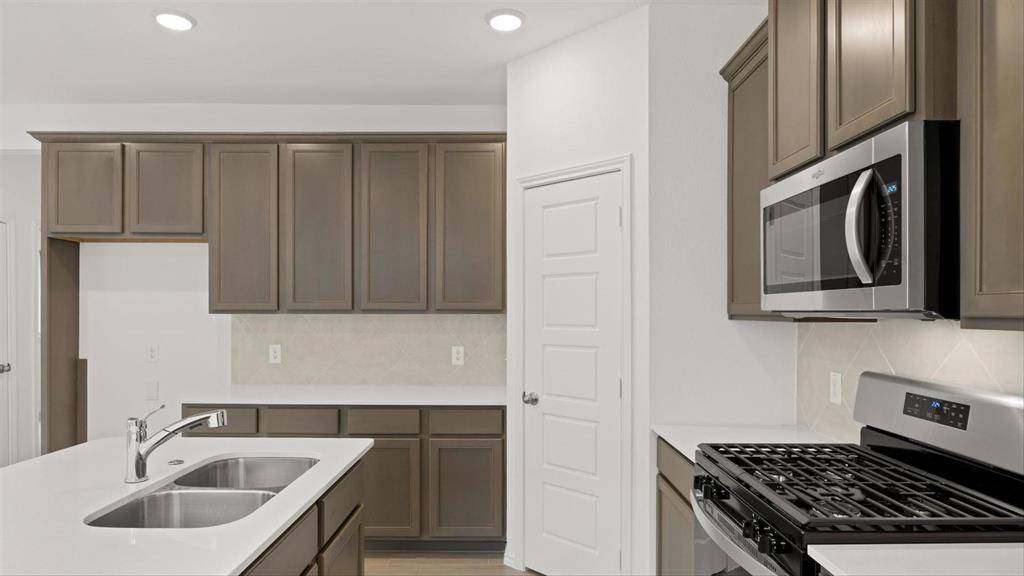 1716 Rufian Drive, Aubrey, TX 76227
