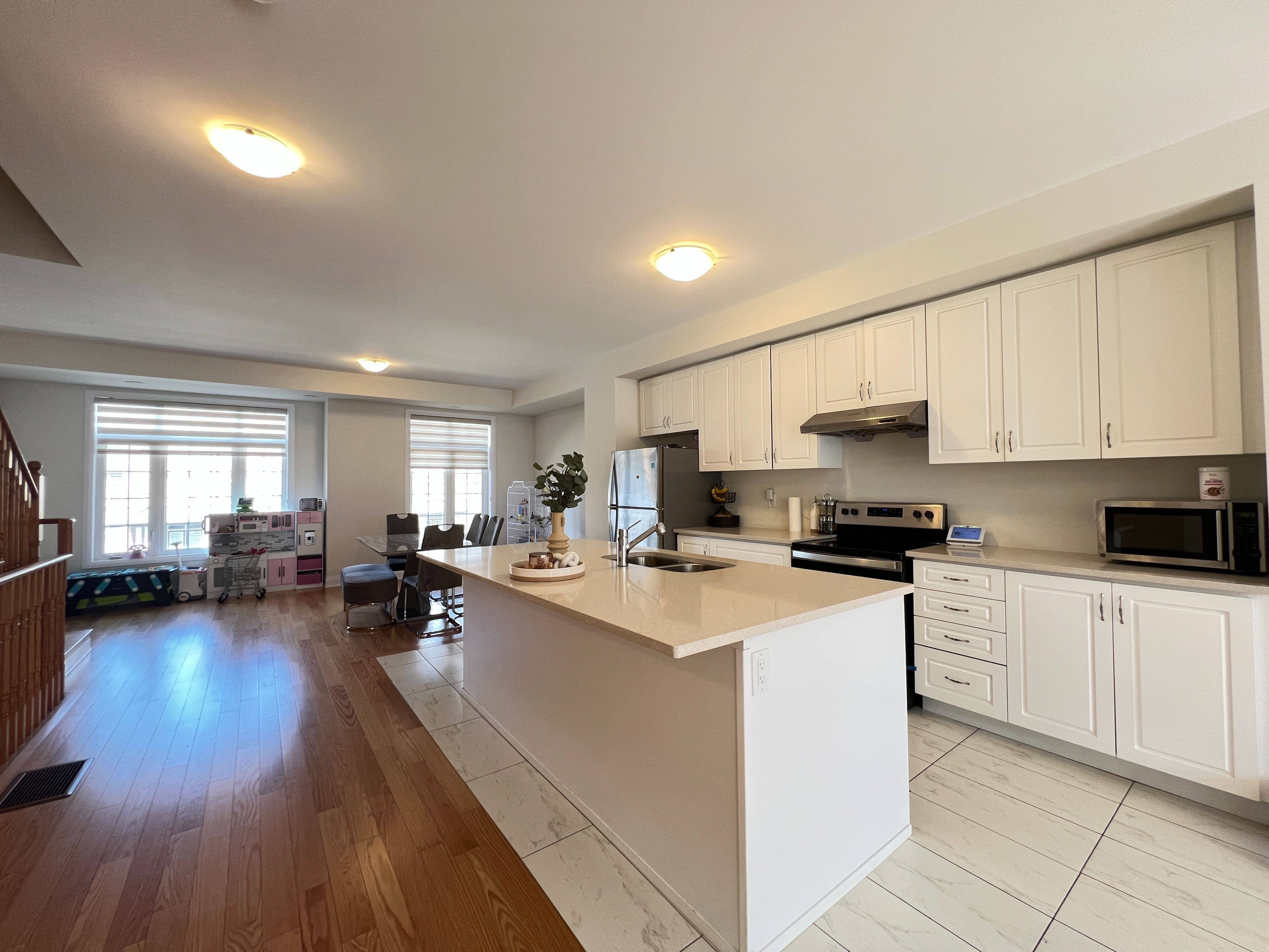 28 Petch AVE, Caledon, ON L7C 0Y9