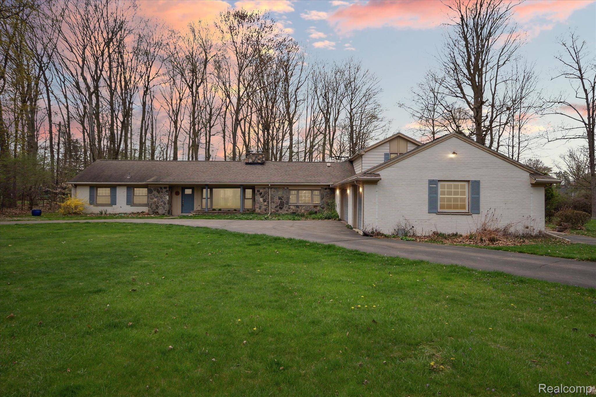 30255 Woodhaven LN, Beverly Hills Vlg, MI 48025