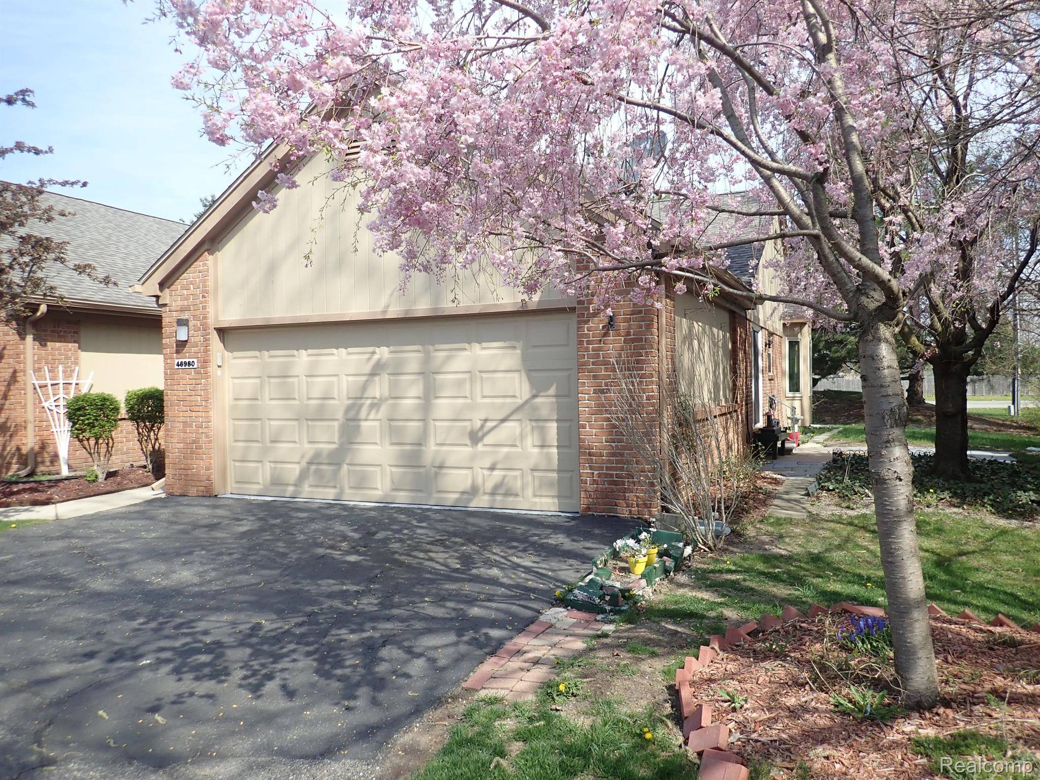 46980 COUNTRY LN #8, Macomb Twp, MI 48044