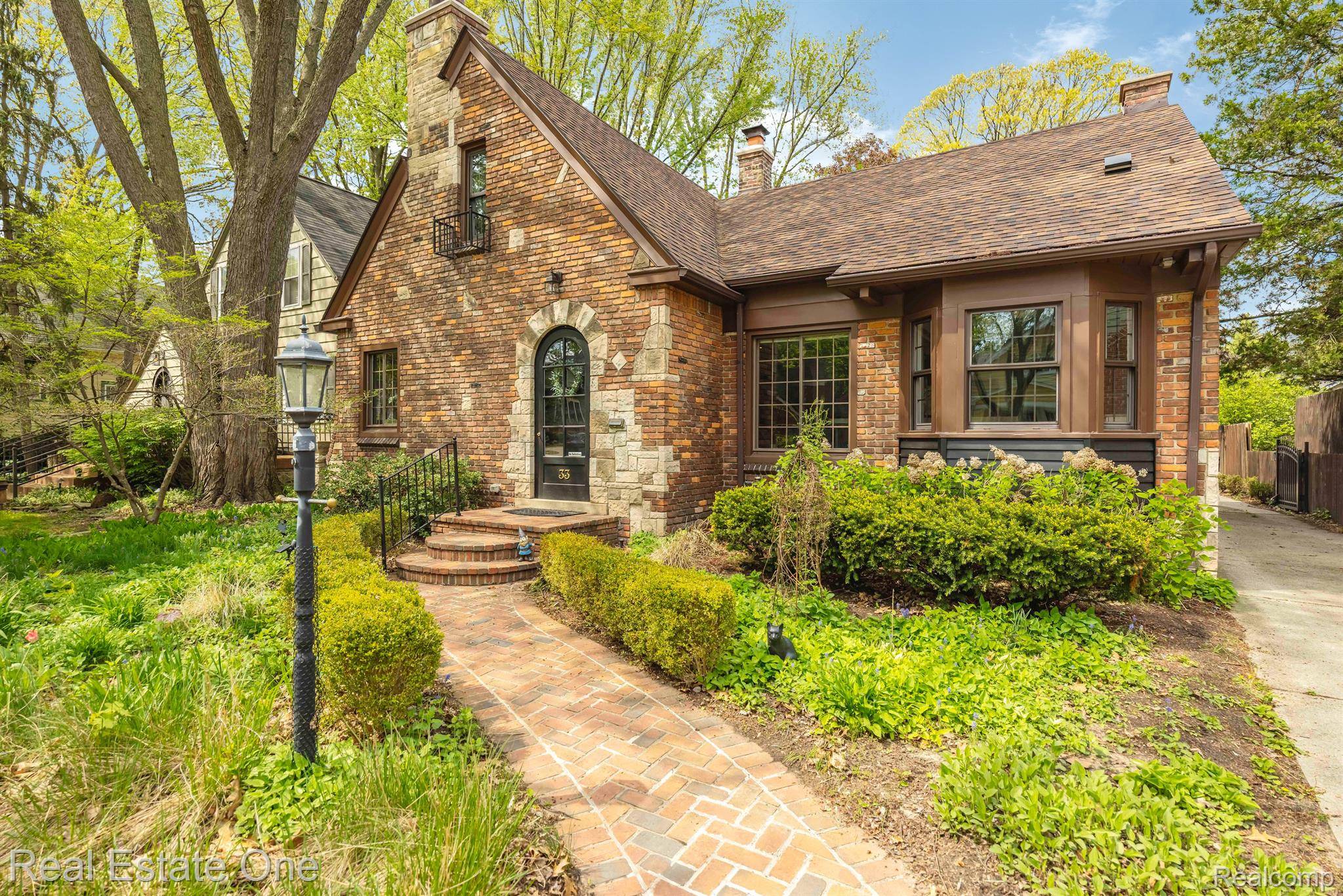 33 SYLVAN AVE, Pleasant Ridge, MI 48069