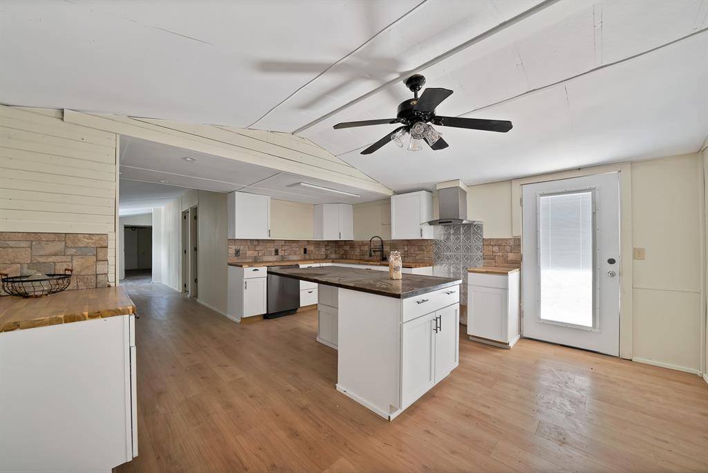 2916 E Briarwood Street, Granbury, TX 76048