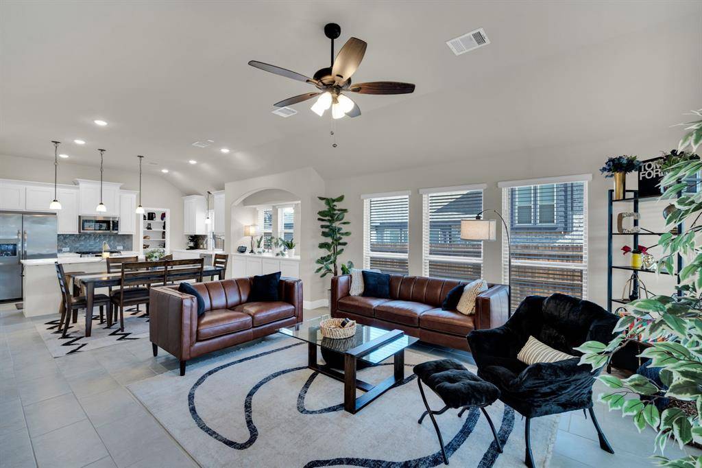 208 Claywood Drive, Glenn Heights, TX 75154