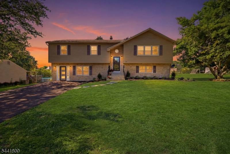 44 Stonehenge Dr, Lopatcong Twp., NJ 08865